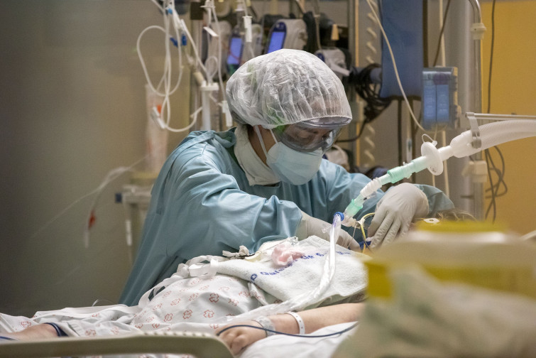 Dos de cada tres ingresados en las UCI gallegas por Covid-19 en el último mes no estaban vacunados ​