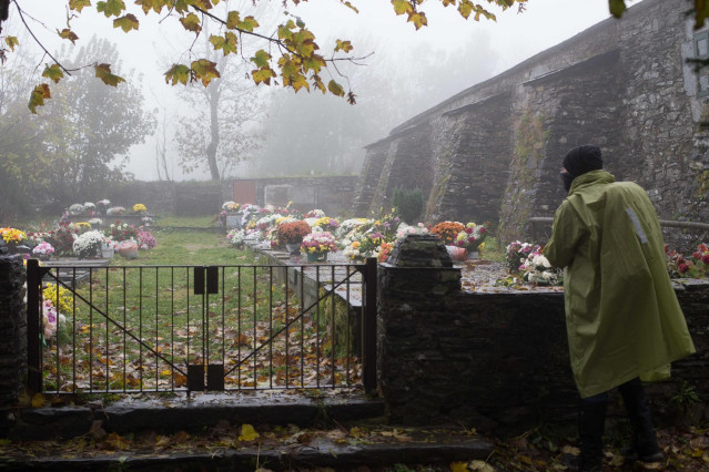 Un peregrino observa el cementerio de O Cebreiro, Concello de Pedrafita do Cebreiro, Lugo, Galicia (España). A Montaña lucense ha registrado las primeras nevadas en las  zonas más altas de Cervantes y Pedrafita (Lugo), donde han llegado a registrarse temp