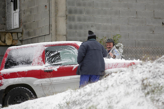 Dos hombres retiran nieve de un vehículo, a 27 de noviembre de 2021, en Pedrafita do Cebreiro, Lugo, Galicia (España). Esta nieve es fruto de la borrasca Arwen. Catorce comunidades autónomas tienen riesgo (aviso amarillo) o riesgo importante (aviso naranj