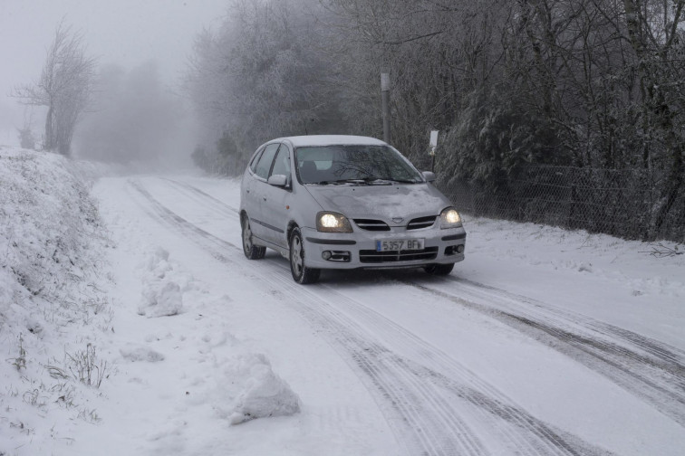 La DGT advierte de carreteras bloqueadas en Galicia y todo el norte de España por nieve
