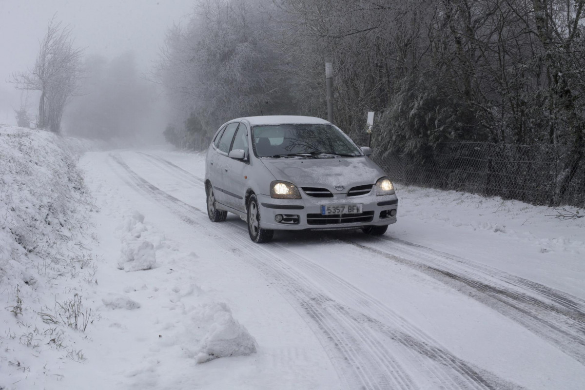 Un coche circula por la carretera Cv-125-15, a 27 de noviembre de 2021, en Pedrafita do Cebreiro, Lugo, Galicia (España). Esta nieve es fruto de la borrasca Arwen. Catorce comunidades autónomas tien