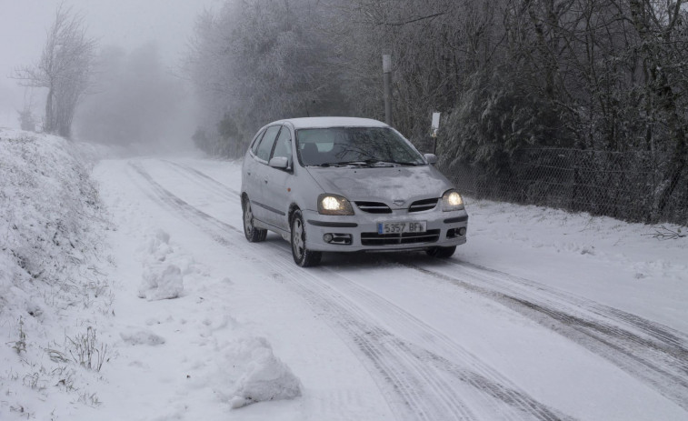 La DGT advierte de carreteras bloqueadas en Galicia y todo el norte de España por nieve