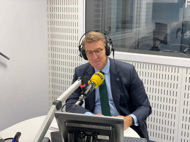 El presidente de la Xunta, Alberto Núñez Feijóo, en una entrevista en la Cadena Ser.