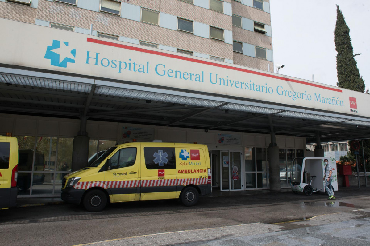 Archivo - Ambulancias en la entrada del Hospital Gregorio Marañón.