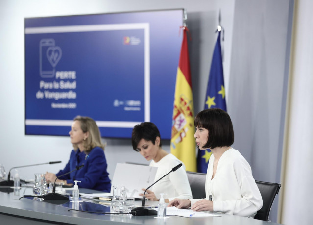 (I-D) La vicepresidenta primera y ministra de Asuntos Económicos y Transformación Digital, Nadia Calviño; la ministra Portavoz, Isabel Rodríguez y la ministra de Ciencia e Innovación, Diana Morant, en una rueda de prensa tras la reunión del Consejo de Min