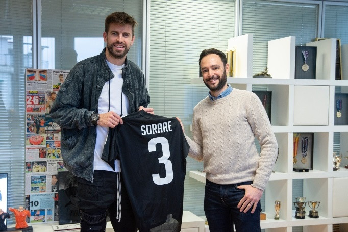 El jugador del FC Barcelona, Gerard Piqué, y el CEO de Sorare, Nicolas Julia, posando tras el anuncio de una inversión de capital por parte del futbolista con un fondo estadounidense en la compañía de fútbol fantasy.