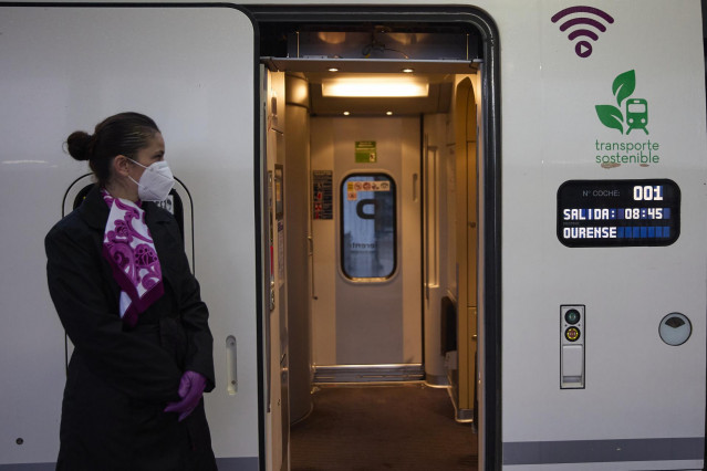 Una azafata en las puertas del tren que va a efectuar un viaje por el nuevo tramo de alta velocidad Pedralba de la Pradería-Ourense, en la estación de Madrid-Chamartín Clara Campoamor, a 22 de noviembre de 2021, en Madrid, (España). Perteneciente a la Lín