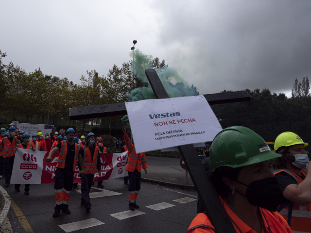 Archivo - Un trabajador de Vestas acude con una cruz a una marcha contra el cierre de la fábrica de Viveiro (Lugo) que afectaría a 115 personas, a 5 de octubre de 2021, en Santiago de Compostela, Galicia, (España). Bajo el lema ‘Vestas solución: polo futu