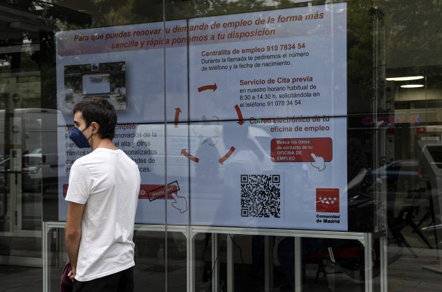 Archivo - Un hombre hace cola en una Oficina del Servicio Público de Empleo Estatal (SEPE), el día en el que se han conocido los datos de paro del mes de septiembre de 2021, a 4 de octubre de 2021, en Madrid, (España). El pasado septiembre se ha registrad