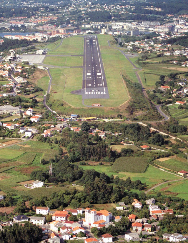Archivo - Vista aérea del aeropuerto de A Coruña