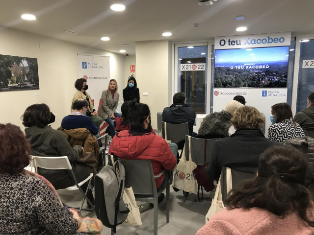 La delegada de la Xunta en Vigo, Marta Fernández-Tapias, expone el balance del programa 'O teu Xacobeo' en un encuentro con entidades sociales y culturales.