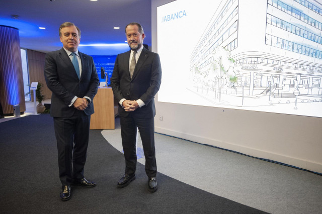 Juan Carlos Escotet Rodríguez (derecha) y Francisco Botas, en la presentación de Espacio Serrano 45.