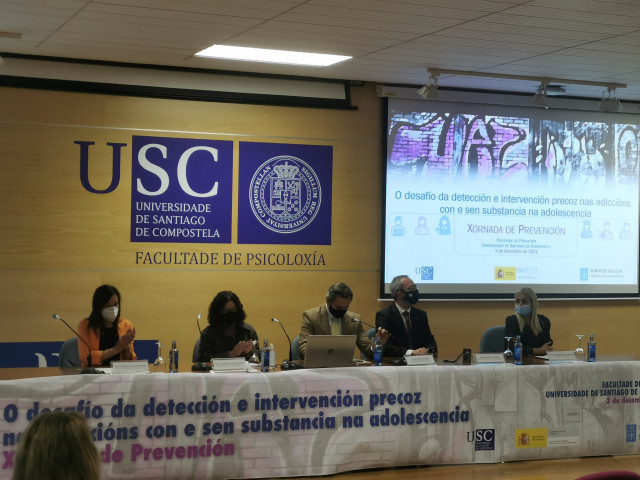 El delegado del Gobierno en Galicia y la directora xeral de Saúde Pública participan en una jornada en Santiago.