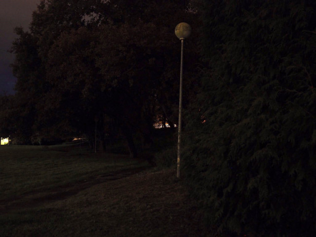 Foto del campus de Lugo sin luz , con farola fundida