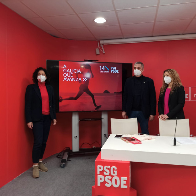 Los integrantes de la comisión organizadora del XIV Congreso del PSdeG Teresa Facal, Blas García y Ana Pena