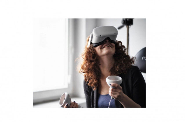 Una mujer utiliza unas gafas de realidad virtual.
