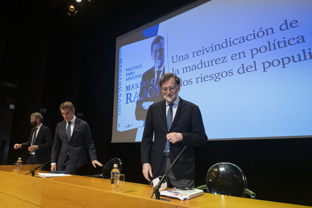 El expresidente del Gobierno Mariano Rajoy (d) y el presidente de la Xunta de Galicia Alberto Núñez Feijóo (c), en la presentación del libro ‘Política para adultos’. en el Auditorio Abanca, a 3 de diciembre de 2021.