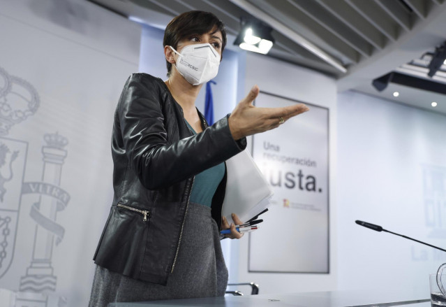 La ministra de Política Territorial y portavoz del Gobierno, Isabel Rodríguez, conversa con los periodistas tras una rueda de prensa posterior a una reunión del Consejo de Ministros, a 7 de diciembre de 2021, en Madrid (España).