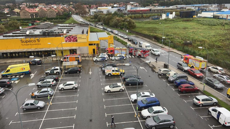 Dos empleados de un supermercado de Vilagarcía heridos al desplomarse el falso techo del local