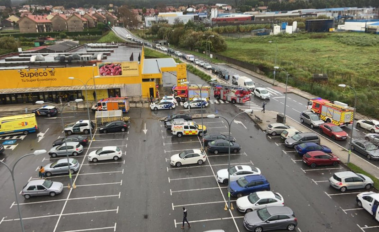 Dos empleados de un supermercado de Vilagarcía heridos al desplomarse el falso techo del local