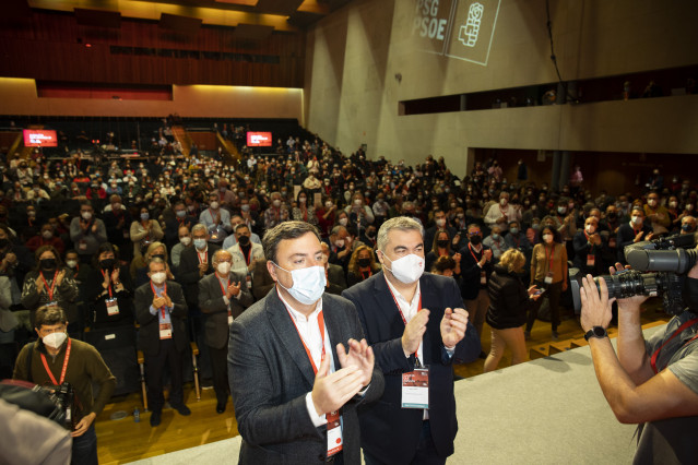 El secretario general del PSdeG, Valentín González Formoso (i) y el secretario de Organización del PSOE, Santos Cerdán (d), aplauden en la primera jornada del 14º Congreso del PSdeG, en el Palacio de Congresos y Exposiciones de Galicia, a 7 de diciembre d