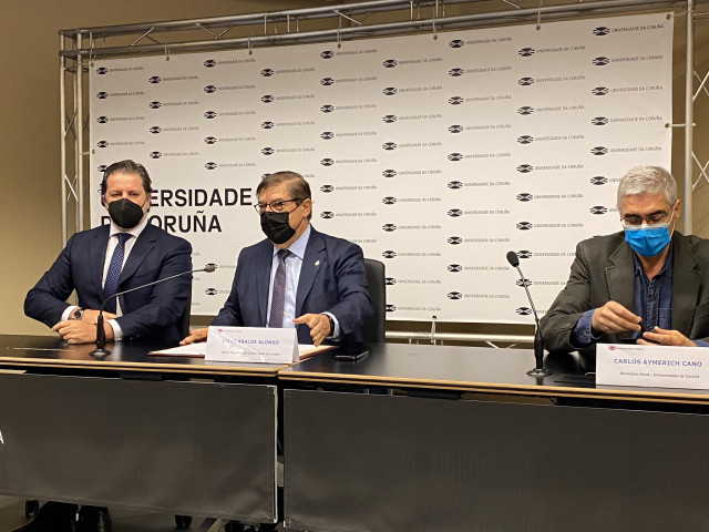 El rector de la UDC,  Julio Abalde, y el director general del Instituto Tecnológico de Galicia (ITG), Carlos Calvo, firman un convenio sobre la Ciudad de las TIC