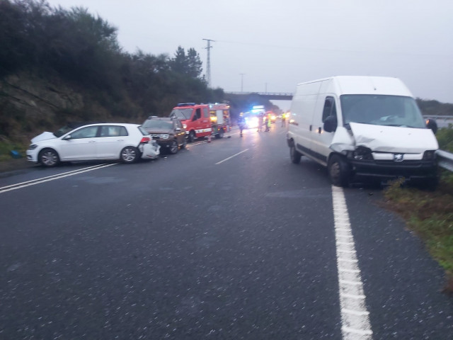 Accidente con tres heridos en la autovía A-54 en Palas de Rei (Lugo)