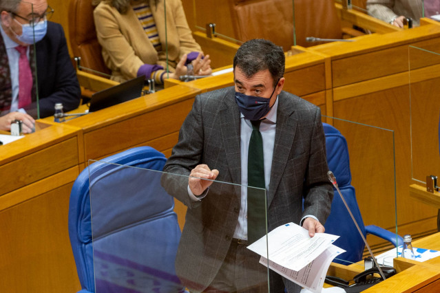 El conselleiro de Cultura, Educación e Universidade, Román Rodríguez, responde a una pregunta relacionada con la actividad de su departamento.