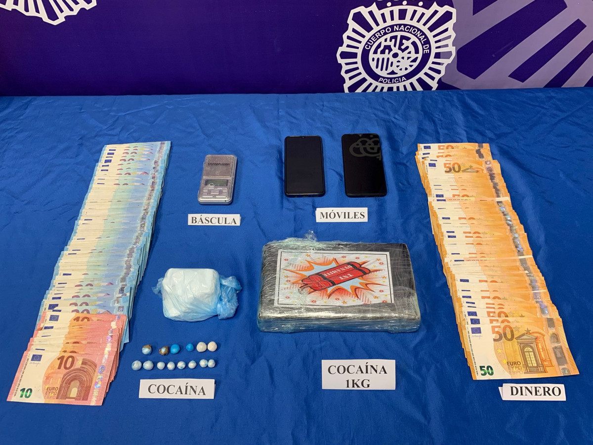 Cocaína, utensilios y dinero en efectivo intervenidos a un hombre detenido por tráfico de drogas en Lugo.