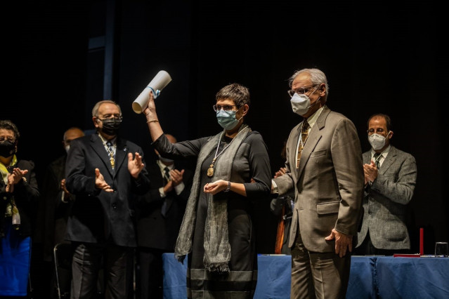 La profesora de la USC especialista en onomástica Ana Boullón durante su acto de ingreso como académica de la RAG junto al presidente de la Academia, Víctor F. Freixanes