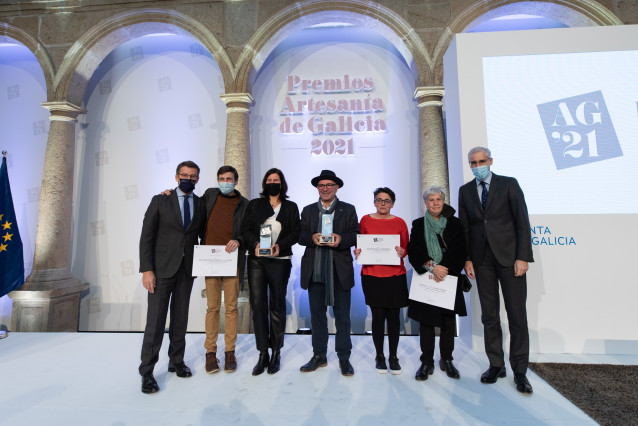 El presidente de la Xunta, Alberto Núñez Feijóo, y el vicepresidente económico, Francisco Conde, junto a los ganadores de los Premios Artesanía de Galicia 2021.