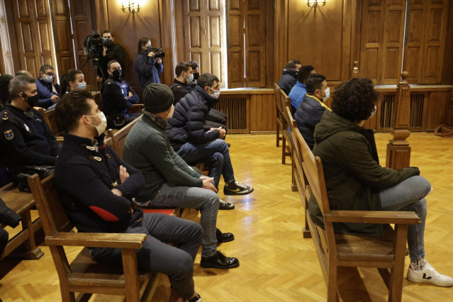 Varios de los acusados en el banquillo durante el juicio para declarar por el submarino que apareció en la ría de Aldán cargado con 3.000 kilos de cocaína, en la Sección Segunda de la Audiencia Provincial de Pontevedra, a 13 de diciembre de 2021, en Ponte