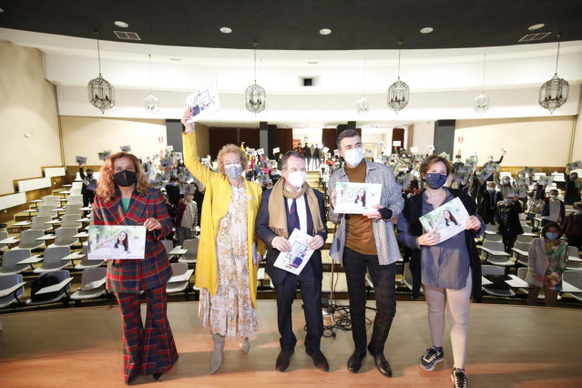 La presidenta de la Diputación de Pontevedra, Carmela Silva, junto a Abel Caballero, Teresa Domínguez y la profesora Mercedes Martín, en la presentación de los 'calendarios competenciales' de 2022.