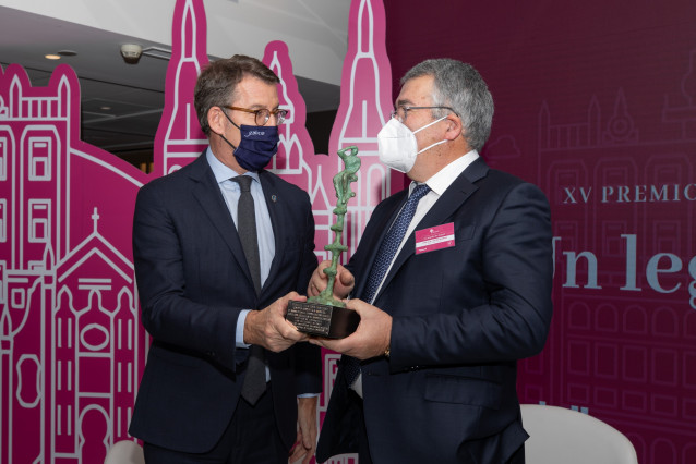 El titular del Gobierno gallego, Alberto Núñez Feijóo, entrega el XV Premio Familia Empresaria a José Luis Castro Romero, del Grupo Servicio Móvil