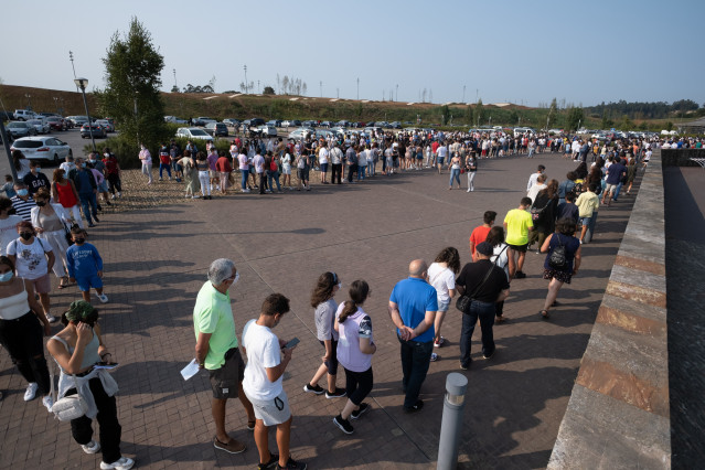 Archivo - Menores esperando a ser vacunados