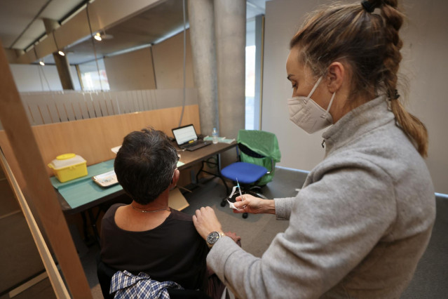 Una persona recibe la tercera dosis de la vacuna contra el Covid-19 en Pontevedra.