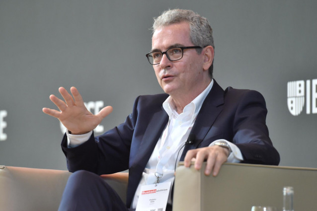 Archivo - El presidente ejecutivo de Inditex, Pablo Isla, debate en un diálogo titulado 'Liderando la industria textil hacia la sostenibilidad' en el Campus IESE, a 12 de noviembre de 2021, en Madrid, (España). El Instituto de Estudios Superiores de la Em