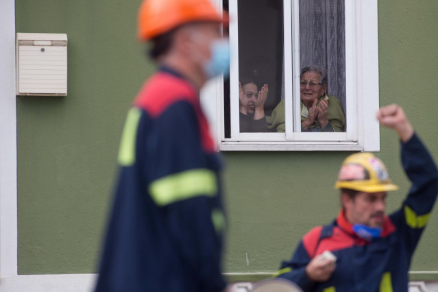 Dos personas aplauden desde su ventana a la concentración en la que piden solución para la empresa de Vestas, durante una huelga general para reivindicar un futuro para la comarca, a 17 de noviembre de 2021, en A Mariña, Lugo, Galicia, (España). Los traba