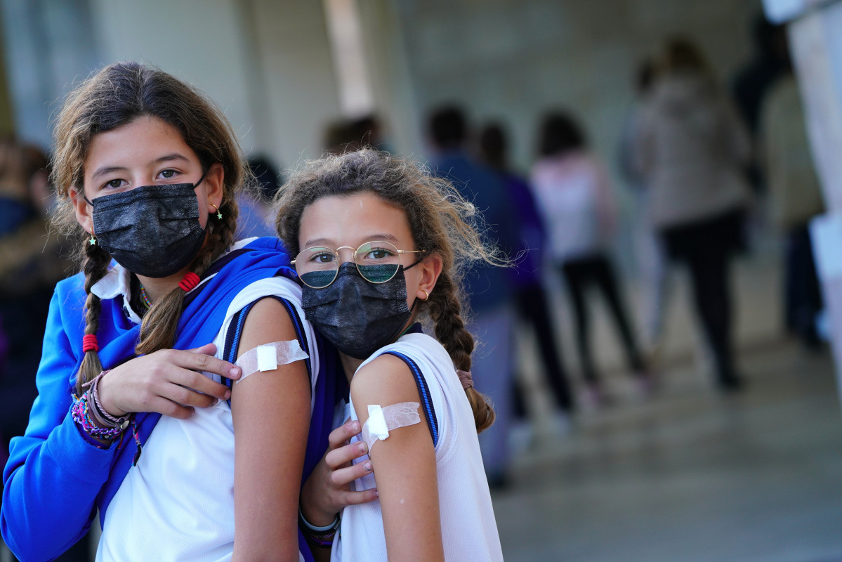 Dos niñas tras haber recibido la vacuna en Santiago.