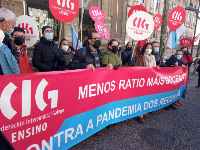 Concentración de CIG-Ensino ante la EGAP en Santiago, coincidiendo con la mesa sectorial de Educación
