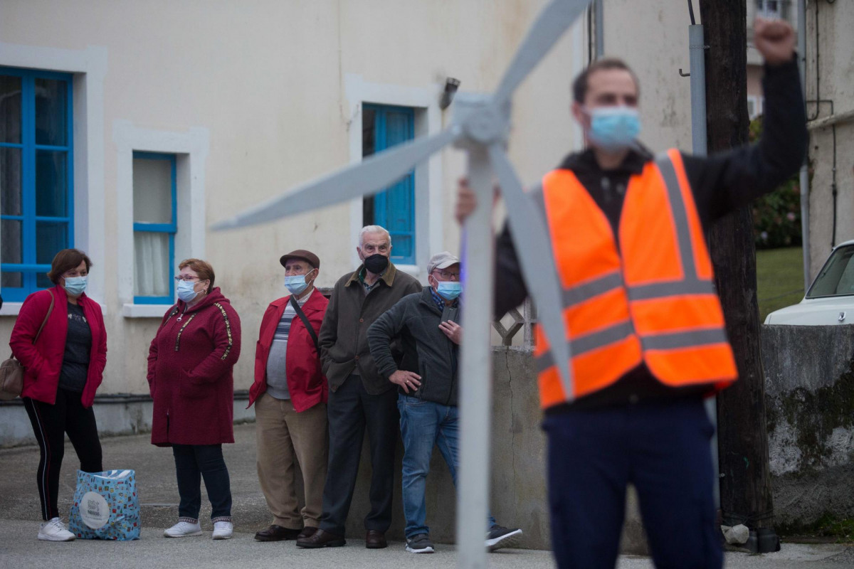 Archivo - Un hombre con un aerogenerador de la empresa Vestas, durante una concentración, a 12 de noviembre de 2021, en la salida do Porto, Foz, Lugo, Galicia, (España). Los trabajadores de Vestas s