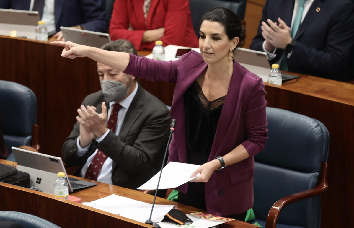 La portavoz de Vox, Rocío Monasterio, durante un pleno de la Asamblea de Madrid, a 16 de diciembre de 2021, en Madrid (España). Durante esta sesión se debate y vota la derogación de las leyes LGTBIQ+ en Madrid propuesta por Vox. La previsión es que la med