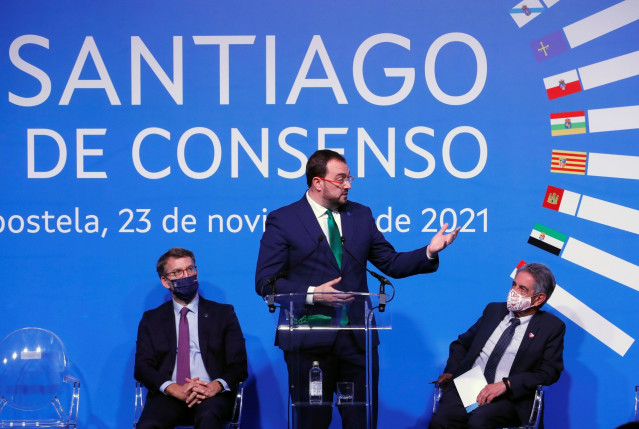 Adrián Barbón ante Feijóo y Revilla.