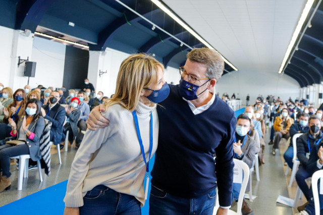 La presidenta electa del PP de Vigo, Marta Fernández-Tapias, junto al presidente de la Xunta y el PPdeG, Alberto Núñez Feijóo, en el XIII Congreso Local