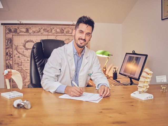 Archivo - El traumatólogo deportivo Adrián Gallego, licenciado por la Universidade de Santiago de Compostela (USC) y que ejerce en varios hospitales y clubs deportivos de Galicia.