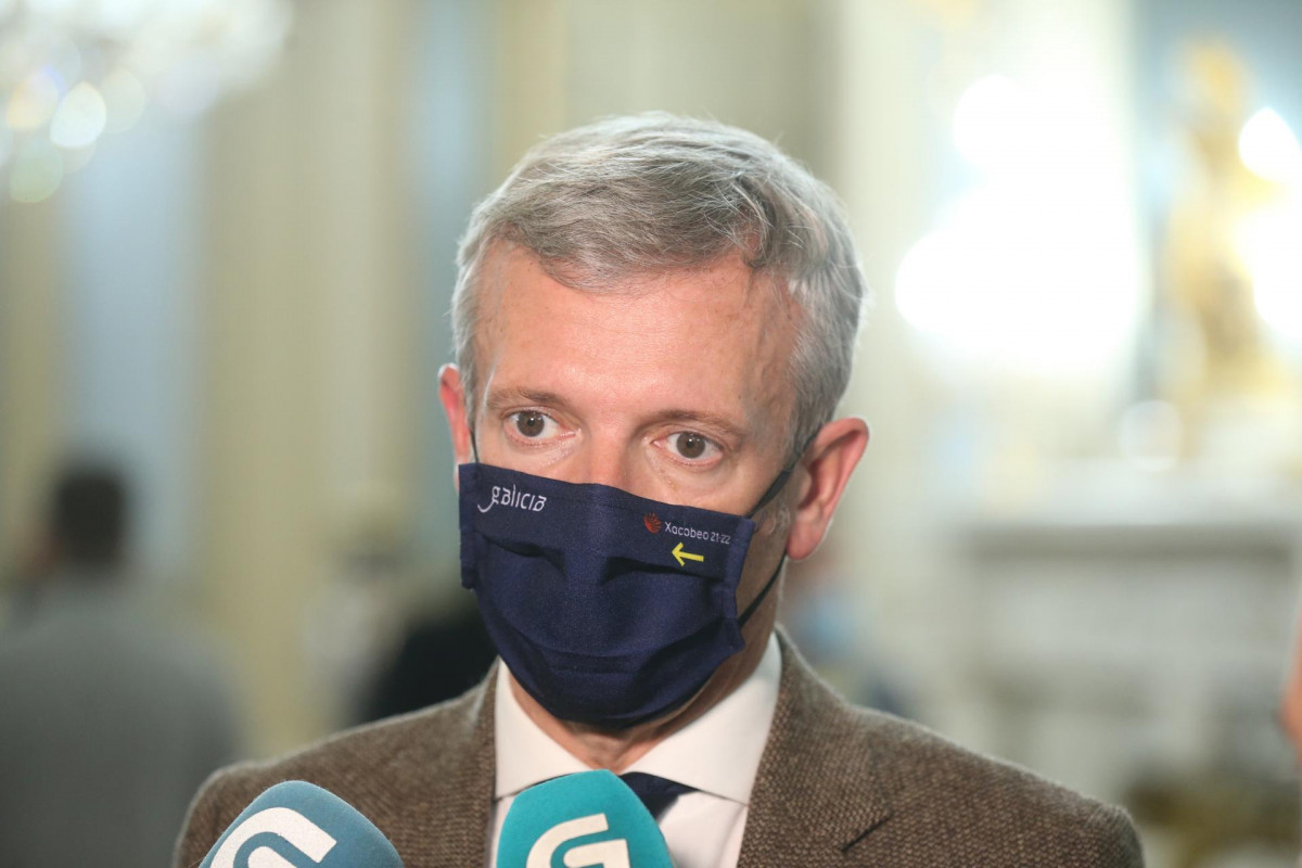 El vicepresidente gallego, Alfonso Rueda, responde a los medios en una reunión del Comité Preparatorio de Impulso y de Seguimiento de la Conferencia de Presidentes, en el Paseo de la Castellana, a 2