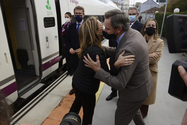La ministra de Transportes, Movilidad y Agenda Urbana, Raquel Sánchez, saluda a su llegada a la estación de Ourense tras efectuar un viaje por el nuevo tramo de alta velocidad Pedralba de la Pradería-Ourense, en la estación Orense-Empalme, a 22 de noviemb