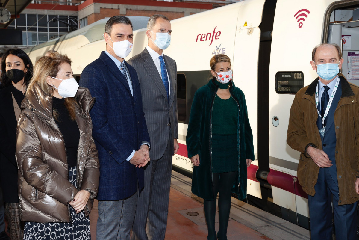 Primer viaje de un tren comercial del AVE en Galicia en una foto de la casa Real