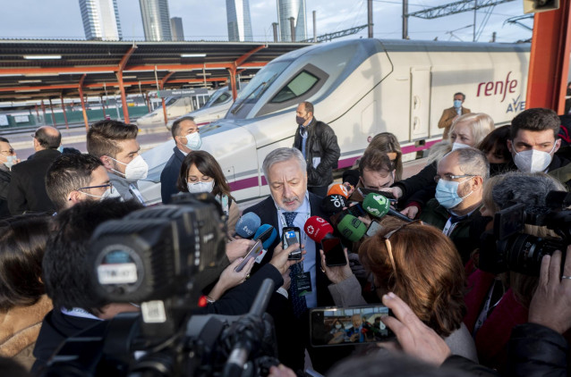 El exministro de Fomento José Blanco responde a los medios en el acto de inauguración de la línea de AVE que conectará la capital con Galicia, en la estación de Chamartín-Clara Campoamor, a 20 de diciembre de 2021, en Madrid, (España). Tras más de 16 años