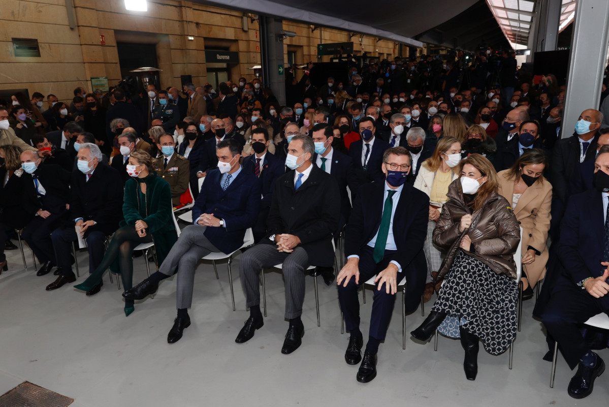 Feiju00f3o y Su00e1nchez con el Rey en Ourense en la llegada del primer AVE